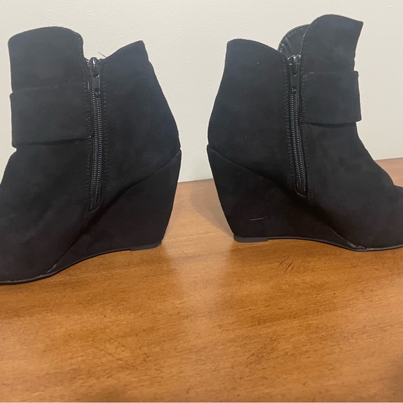 Women’s microsuede ankle wedges, size 7 - Picture 3 of 5